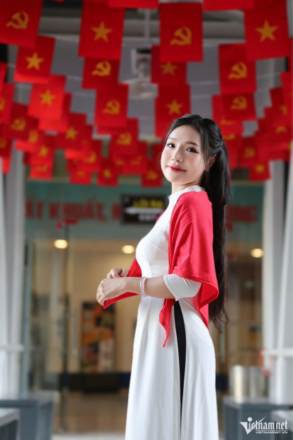 Giới trẻ diện áo dài, khoác khăn đỏ sao vàng thả dáng ở bảo tàng Quảng Ninh